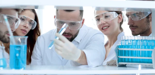 Primer plano de un médico-farmacéutico y colegas que trabajan en el laboratorio . — Foto de Stock