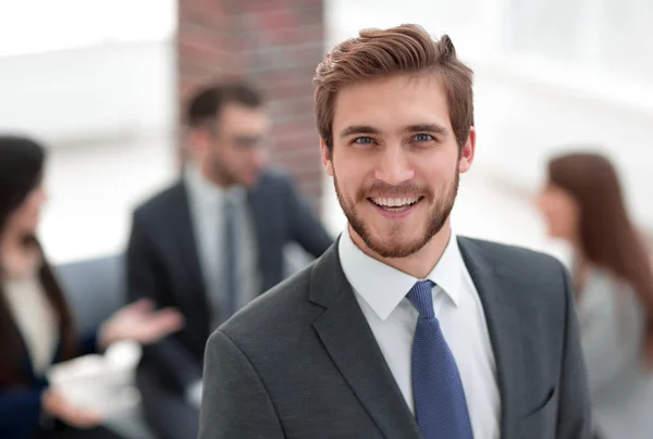 Bonito homem de negócios que trabalha no escritório . — Fotografia de Stock