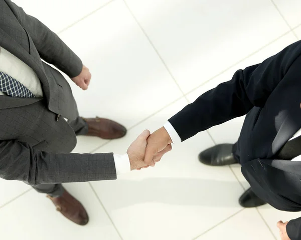 Två affärsmän skakar hand på kontoret — Stockfoto