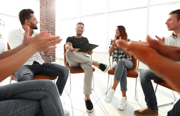 Equipo de negocios aplaudiendo a su Gerente — Foto de Stock