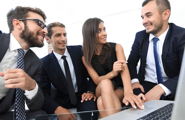 Equipo closeup.business trabajando en el ordenador portátil . — Foto de Stock