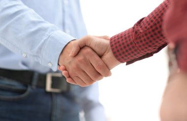 İş adamları ofiste tokalaşıyor..