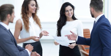 mali bir grafik tartışırken iş takım