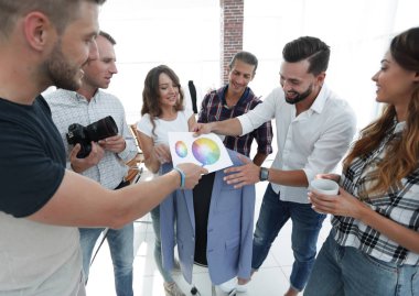 Renk paletini tartışan tasarımcı takımı