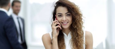 Yakın plan. Akıllı telefonlu bir iş kadını.