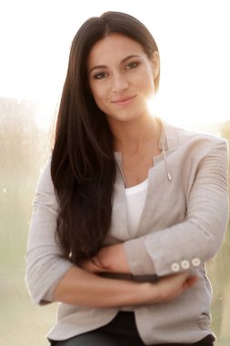 Yakın plan. Mutlu genç bir kadının yüzü.