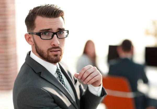 Hombre de negocios moderno de pie en la oficina. —  Fotos de Stock