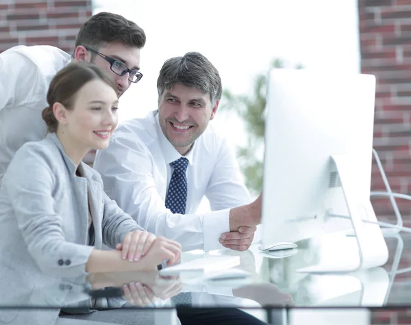 Affärsgrupp diskuterar information sittande vid skrivbordet — Stockfoto