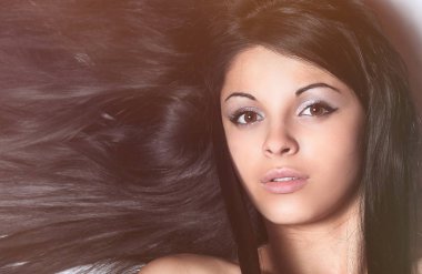 bir kadın yüzü closeup. siyah izole.