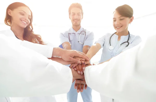 Ärzte und Krankenschwestern in einem medizinischen Team beim Händestapeln — Stockfoto