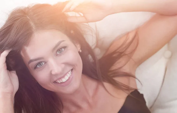 Retrato de cerca de una hermosa joven — Foto de Stock