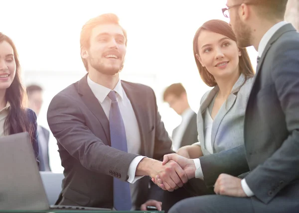 Twee collega's handshaking na vergadering. — Stockfoto