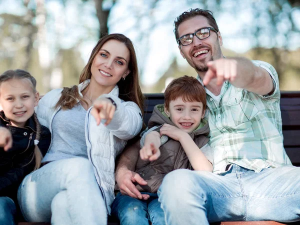 Stäng up.happy familj pekar på dig — Stockfoto