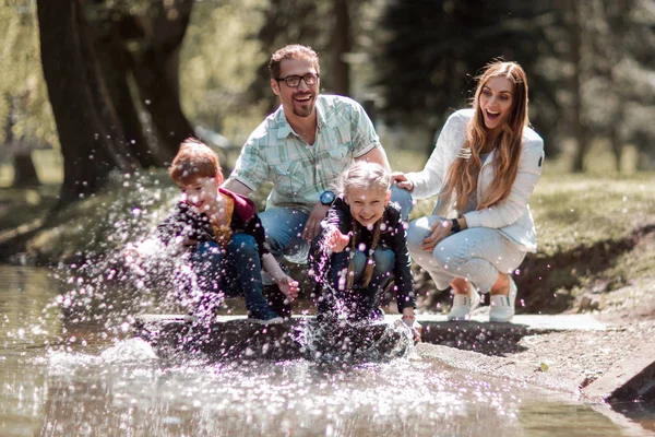 Gelukkig gezin hebben plezier op het meer. — Stockfoto