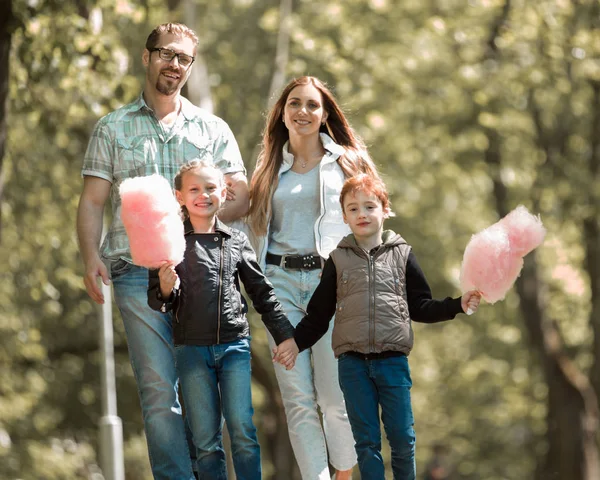 Gelukkige familie staande in stad Park — Stockfoto