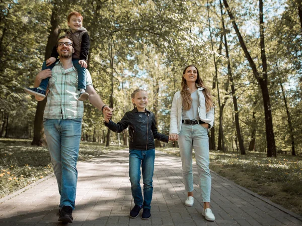 Gezin met kinderen een wandeling langs het pad in de stad Park — Stockfoto