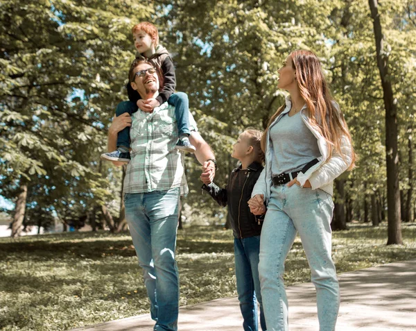 Familjen har en promenad i staden Park. — Stockfoto