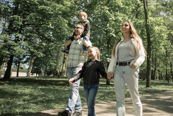 Familie geniet van een wandeling in de stad Park. — Stockfoto
