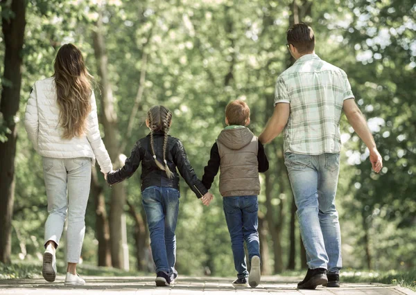 Barn och föräldrar på en promenad i Park.t — Stockfoto