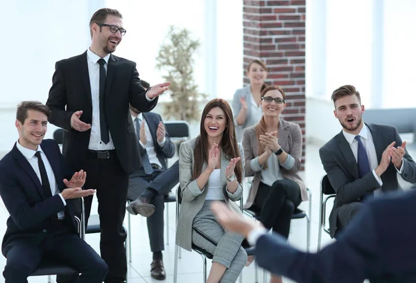 Jonge zakenman vraagt de spreker op een zakelijke bijeenkomst — Stockfoto