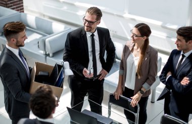 Yeni bir iş yerinde genç yaş