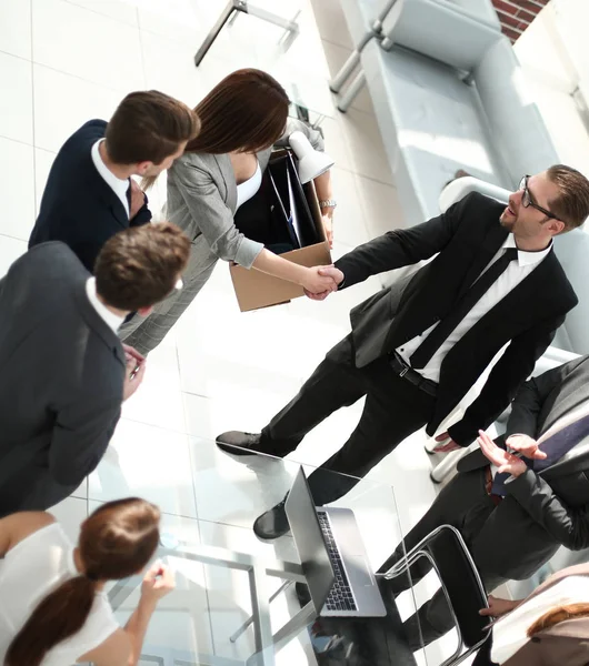 Top view.project Manager stringere la mano ai nuovi dipendenti — Foto Stock