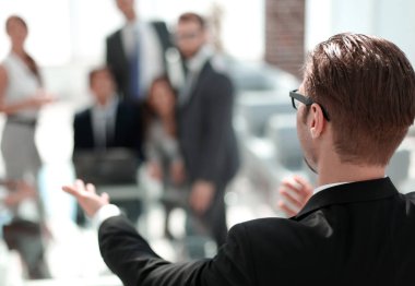 Arka manzara. İş adamı ofisine davet ediyor..