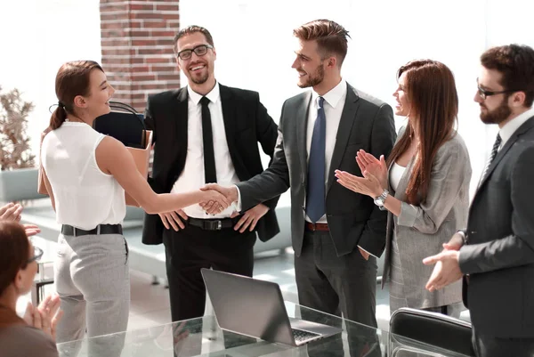 Nuevo empleado se familiariza con el equipo de negocios — Foto de Stock