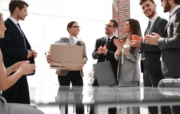 Wirtschaftsteam applaudiert dem neuen Mitarbeiter am ersten Arbeitstag — Stockfoto