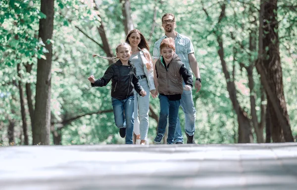 Ouders met kinderen in de stad Park. — Stockfoto