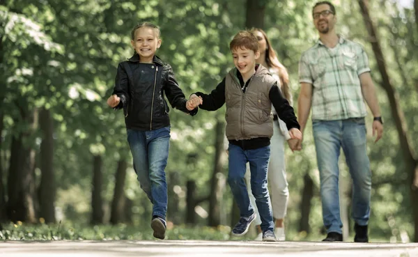 Föräldrar med barn i staden Park. — Stockfoto