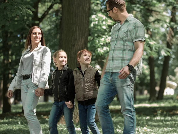 Ouders met kinderen besteden hun vrijetijd in de stad Park — Stockfoto