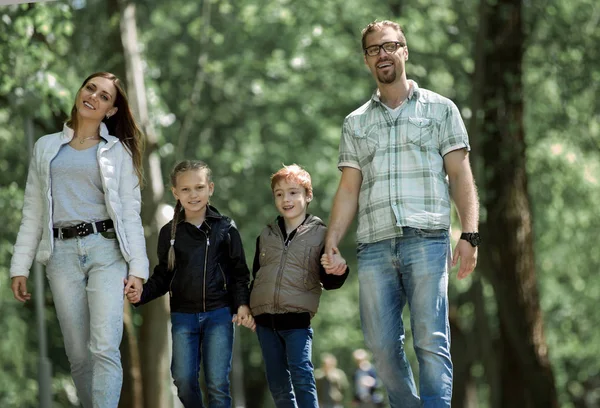 Familj med två barn på en promenad i parken. — Stockfoto