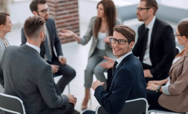 bir seminerde ekip oluşturma üzerinde oturan bir genç yaş