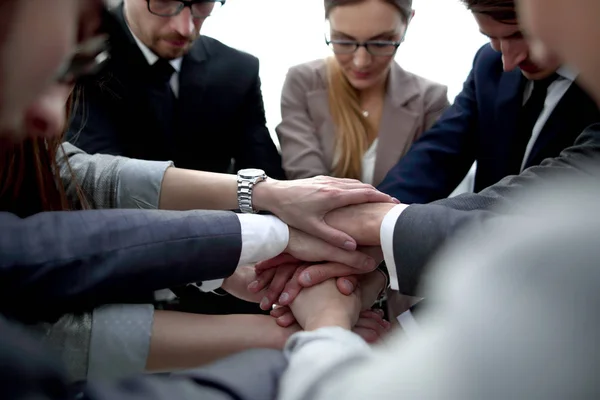 Close up .a εστιασμένη επιχειρηματική ομάδα βάζοντας τα χέρια τους μαζί — Φωτογραφία Αρχείου