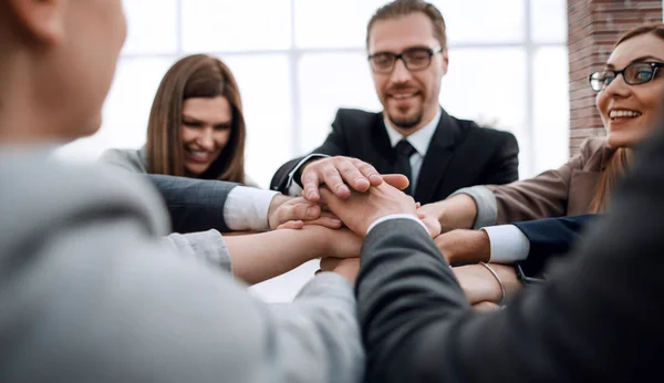 Gente de negocios poniendo sus manos juntas — Foto de Stock