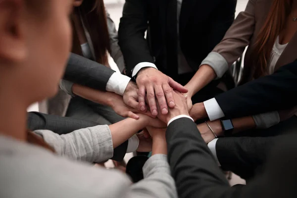 Крупним планом руки бізнес команда показує єдність зі складанням рук разом . — стокове фото