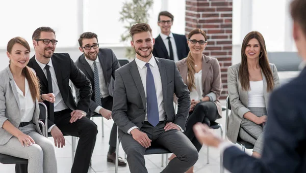 Folk deltar i företagskonferens i kongresshallen — Stockfoto