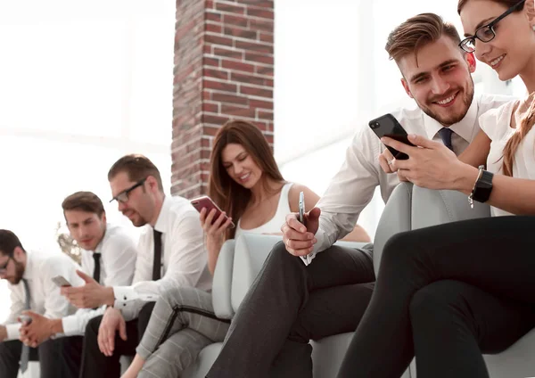 Alkalmazottak gadgets, várakozás-re egy üzleti tárgyalás kezdete — Stock Fotó