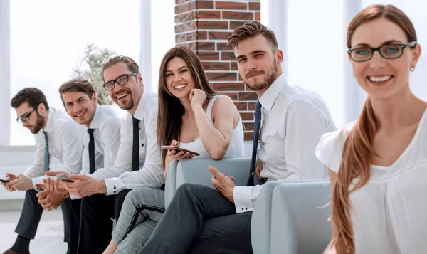 Jonge zakenvrouw en collega's te wachten voor de vergadering — Stockfoto