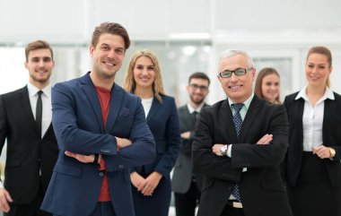 iş takım önünde duran iş ortakları.