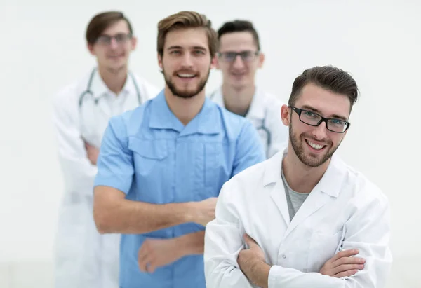 Equipe sorridente de jovens médicos . — Fotografia de Stock