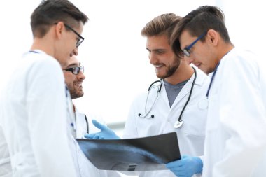 x-ışını tartışırken radyologlar grup