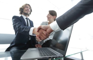 Eller yakın çekim sallayarak iki güven işadamı