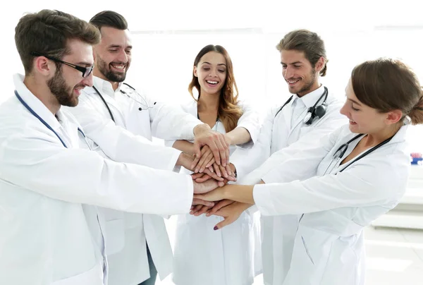 医学实习生组显示他们的团结 — 图库照片