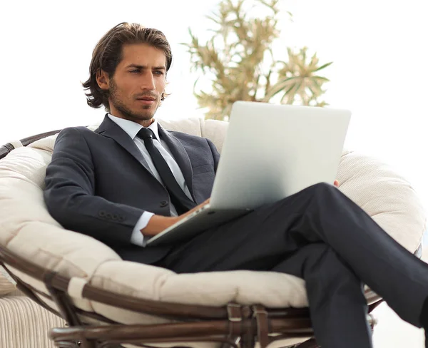 큰 편안한 armchai에 앉아 노트북으로 성공적인 사업가 — 스톡 사진