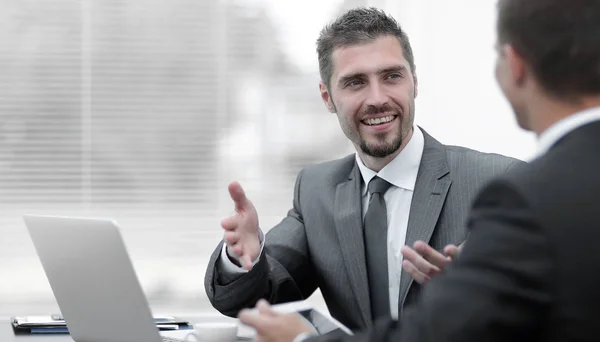 Closeup.Business kollegor sitta vid ett skrivbord. — Stockfoto