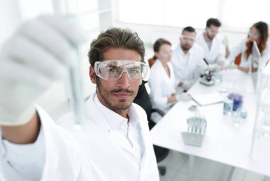 Bulanık arka plan laboratuarında reaksiyonlu tüp.