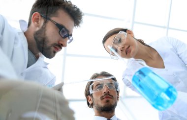 Laboratuvarda bir grup öğrenci.