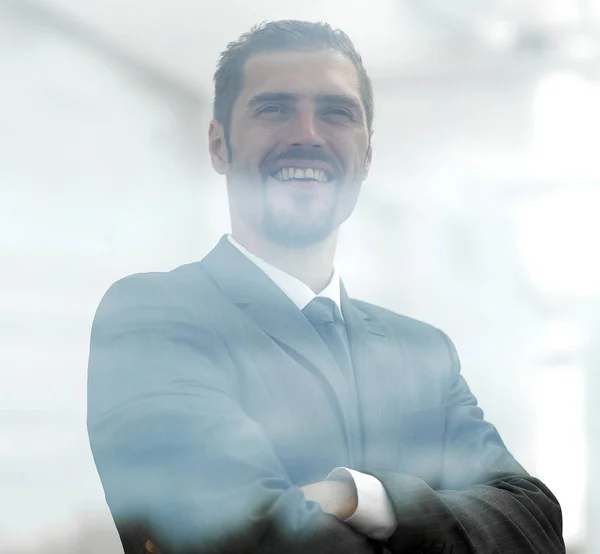 Detrás del cristal. hombre de negocios moderno mira por la ventana de la oficina —  Fotos de Stock